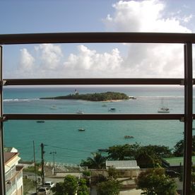 Balcon avec garde corps en verre et rampe métallique