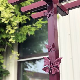 Papillons décoratifs sur une pergola