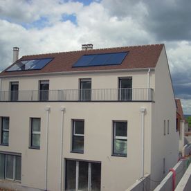 Balcon avec garde corps et rampe métallique