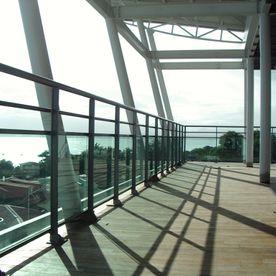 Balcon avec garde corps en verre et rampe métallique