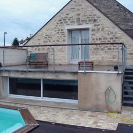 Balcon avec garde corps et rampe en métal et bois