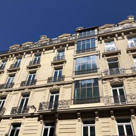 Bow-Windows immeuble d'angle Avenue Georges V et rue de Trémoille - Paris 8ème (75008)