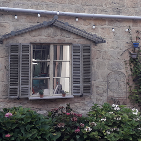 Fenêtre trompe l'oeil avec une marquise pour apporter de la profondeur au jardin