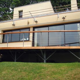 Balcon avec garde corps et rampe en métal et bois