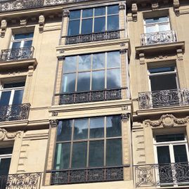 Bow-Windows immeuble d'angle Avenue Georges V et rue de Trémoille - Paris 8ème (75008)