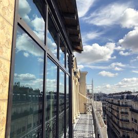 Bow-Windows immeuble d'angle Avenue Georges V et rue de Trémoille - Paris 8ème (75008)